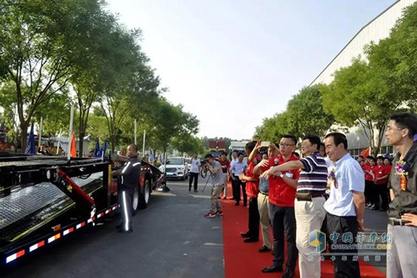 現(xiàn)場(chǎng)人員參觀一汽解放宏昌天馬轎運(yùn)車(chē)