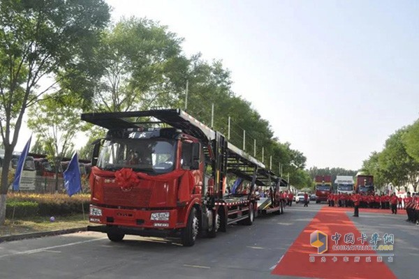 現(xiàn)場(chǎng)人員參觀一汽解放宏昌天馬轎運(yùn)車(chē)