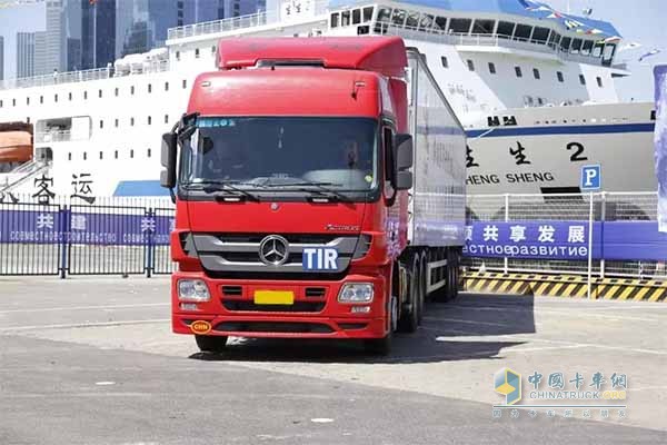 滿載大連鮮蘋果的Actros牽引車車頭上帶著藍(lán)底白字的TIR標(biāo)識(shí)牌