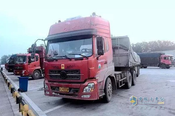 劉師傅使用了12年的搭載東風(fēng)康明斯發(fā)動機(jī)的東風(fēng)天龍牽引車
