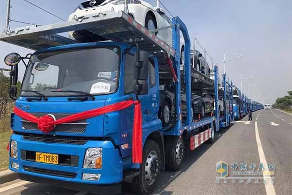 蓄勢待發(fā)的東風(fēng)天錦中置軸轎運改裝車