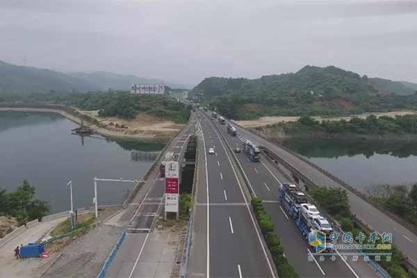 東風(fēng)天錦中置軸轎運改裝車在路上
