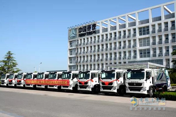 中國重汽集團青島重工兩批次壓縮式垃圾車順利交付青島環(huán)衛(wèi)