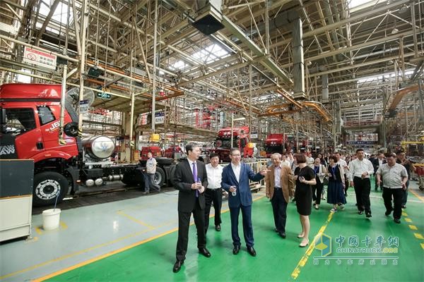 一汽解放領導、“安亭指數”專家團、媒體共同參觀卡車廠