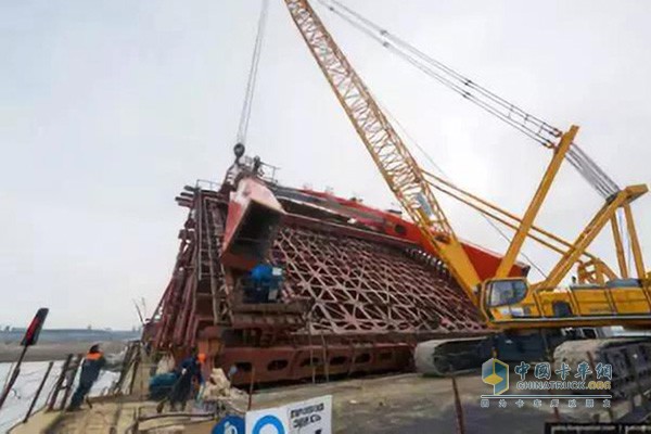 3臺徐工150噸履帶吊參與新西伯利亞第三大公路橋建設(shè)項目