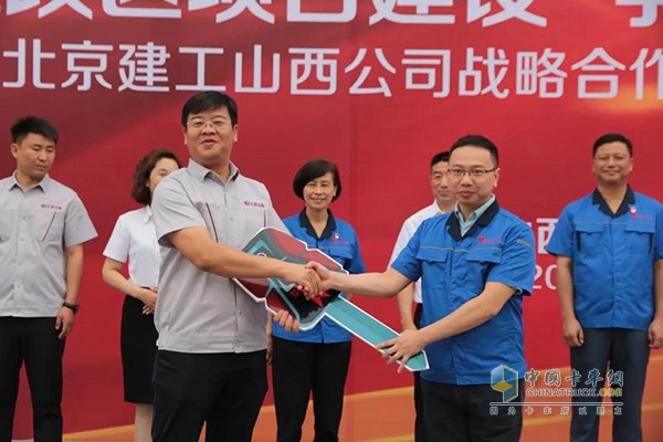 江鈴重汽彭麗俊副總經理將江鈴重卡的鑰匙交付運輸公司的總經理衛(wèi)峰先生
