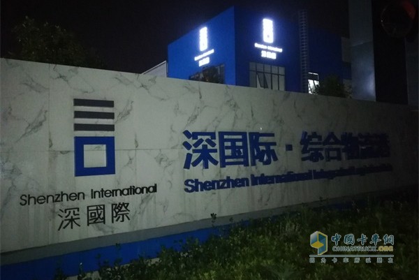 凌晨3點(diǎn)半，深國際綜合物流園裝貨完畢，主車與掛車順利合為一體，車貨總重23.25噸，出發(fā)至福州。
