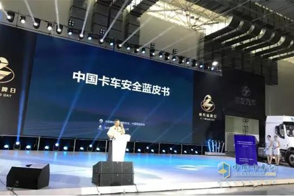 中國(guó)物流學(xué)會(huì)副會(huì)長(zhǎng)、中國(guó)物流與采購(gòu)聯(lián)合會(huì)常務(wù)理事、 中國(guó)物流商用車(chē)專(zhuān)家委員會(huì)首席專(zhuān)家惲綿先生致辭