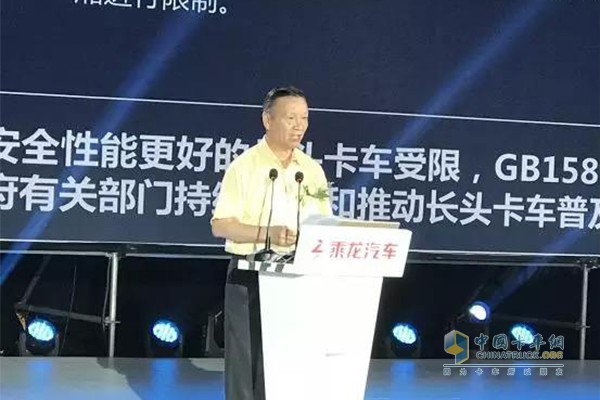 中國(guó)物流學(xué)會(huì)副會(huì)長(zhǎng)、中國(guó)物流與采購(gòu)聯(lián)合會(huì)常務(wù)理事、 中國(guó)物流商用車(chē)專(zhuān)家委員會(huì)首席專(zhuān)家惲綿先生致辭