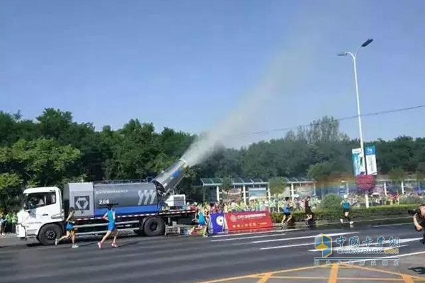 比賽現(xiàn)場的徐工霧炮車