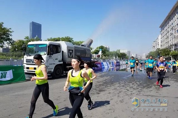 比賽現(xiàn)場的徐工霧炮車