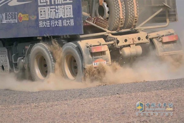柔軟的地面對(duì)于自帶差速鎖的漢風(fēng)來說并不是問題