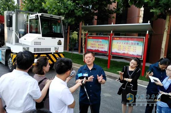 中國重汽集團(tuán)董事長王伯芝接受記者采訪