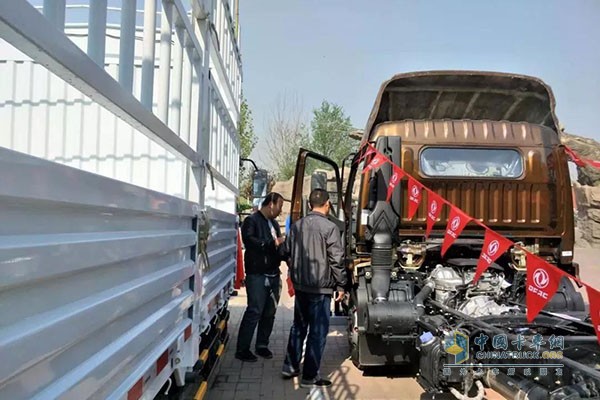 工作人員正帶客戶看車，詳解凱普特的特點(diǎn)