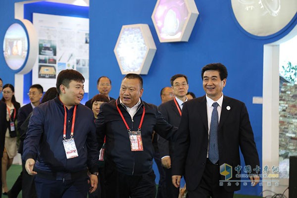 河南副省長何金平（右一）蒞臨鉑駿展臺(tái)