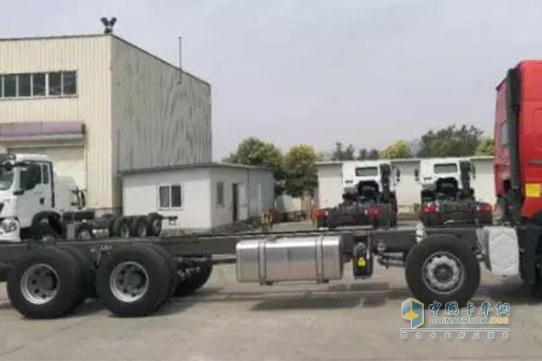 重汽HOWO-T7H 8×4“豪盈版”載貨車自重超低，動(dòng)力高效匹配