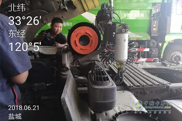 中國重汽服務人員對汕德卡油路氣路進行檢查