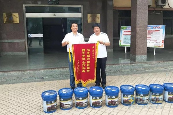 走訪過程中，河南客戶向聯(lián)合卡車贈(zèng)送錦旗表示感謝