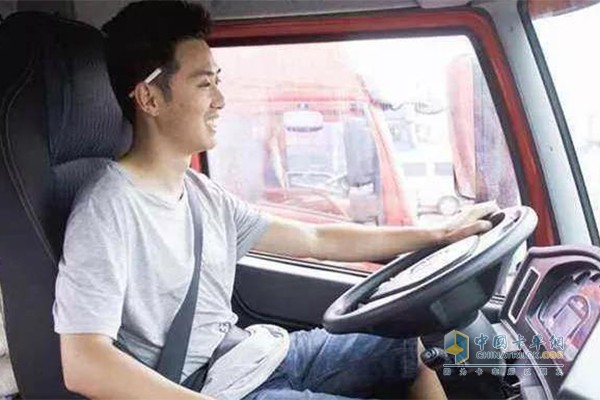 南方卡友的吶喊：同樣是駕駛著卡車?yán)?，做司機(jī)的差距怎么這么大呢?