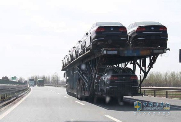 不合規(guī)的“飛機(jī)板”轎運(yùn)車