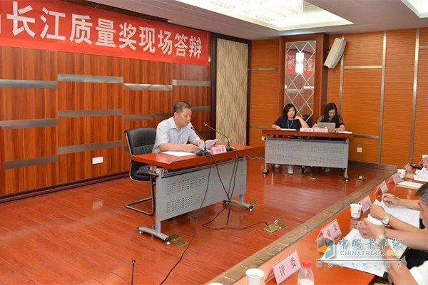 2017年8月1日，2017年湖北省第七屆長江質(zhì)量獎評審答辯會在省質(zhì)監(jiān)局舉行，東風(fēng)公司黨委常委、副總經(jīng)理，東風(fēng)商用車有限公司總經(jīng)理、黨委書記楊青代表東風(fēng)商用車參加現(xiàn)場答辯