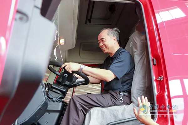 林武副省長試乘江鈴?fù)埐①潛P舒適性