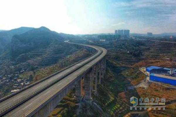 鎮(zhèn)畢高速公路全線通車，昭通市有了首條連通貴州的高速公路