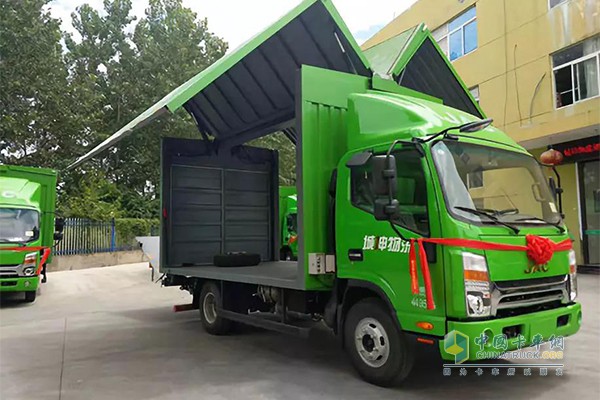 翼展車(chē)便于叉車(chē)進(jìn)行裝卸