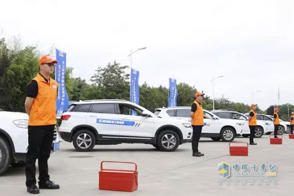 徐工服務專用車與服務人員