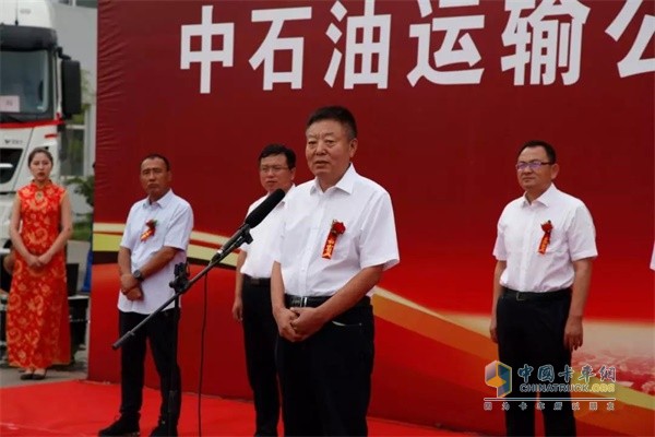 中國石油運(yùn)輸內(nèi)蒙公司黨委書記張松林發(fā)言