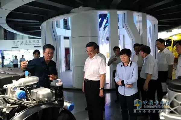 中共中央委員、國家海關總署黨組書記、署長倪岳峰，山東省副省長任愛榮，濟南市委副書記、市長孫述濤到中國重汽考察調(diào)研