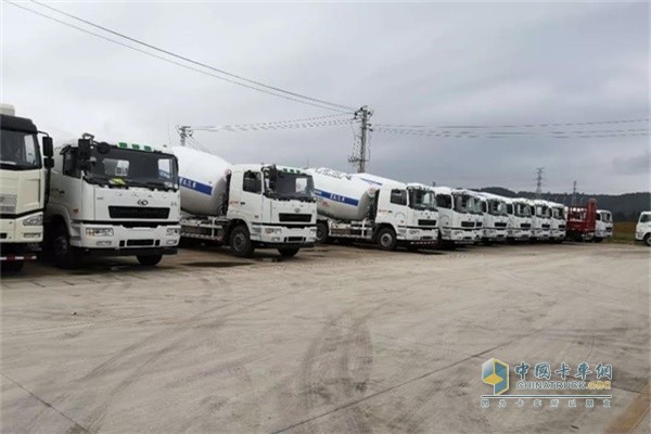 云南星盟機(jī)械有限公司9臺(tái)自卸車、攪拌車交付昆明客戶