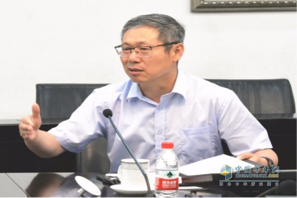 一汽集團總經(jīng)理助理，解放事業(yè)本部本部長、黨委書記，解放公司董事長、黨委書記胡漢杰