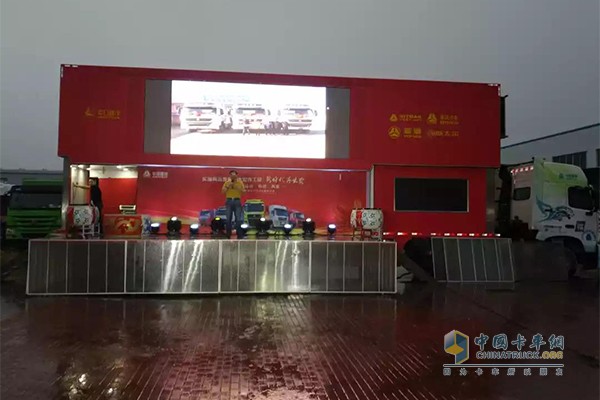 中國重汽T7H大篷車助力“爆爽一夏--豪沃、豪瀚公路車感恩鉅惠”煙臺站、青島站活動