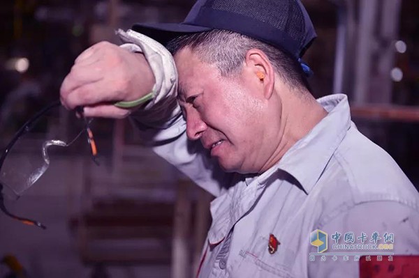 在這炎炎夏日穿著這身衣服工作，著實(shí)感到悶熱。