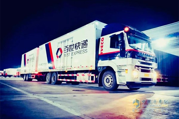 上汽紅巖中置軸貨運列車