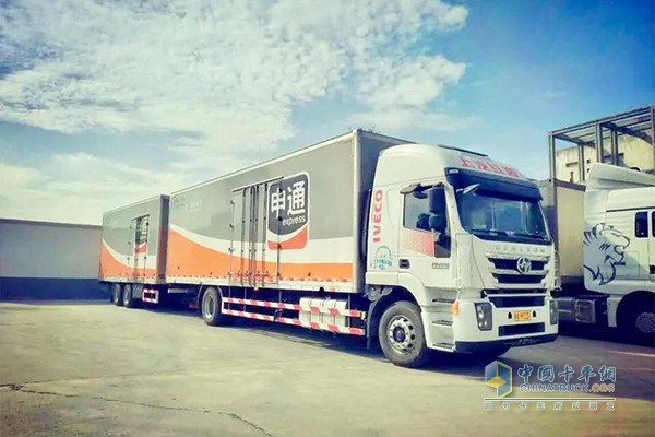 上汽紅巖中置軸貨運列車