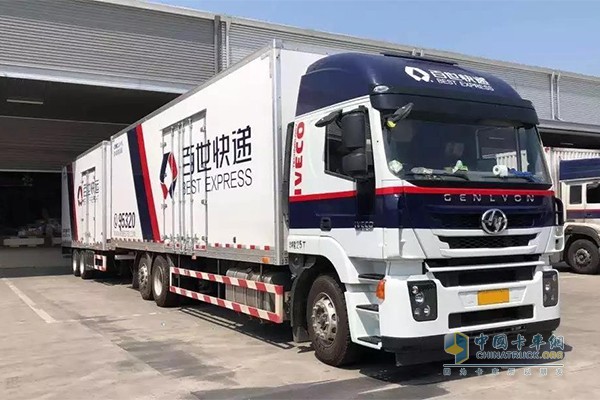 上汽紅巖中置軸貨運列車