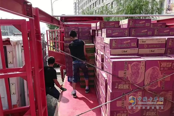 北奔重卡滿載救援物資，奔赴災區(qū)