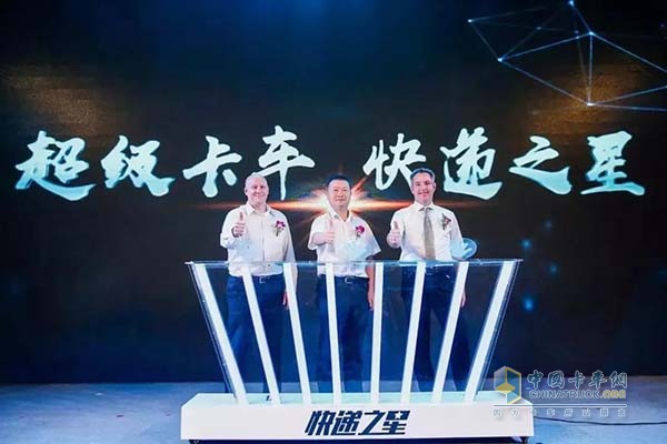 康明斯全球輕型商用車業(yè)務總經(jīng)理Terrence Taylor先生(左)、福田商用汽車集團副總裁、歐馬可事業(yè)部總裁顧德華先生 采埃孚商用車輕卡變速箱產(chǎn)品總監(jiān)Dieter Beck先生(右)共同發(fā)布快遞之星