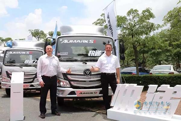 康明斯全球輕型商用車業(yè)務總經(jīng)理TerrenceTaylor先生(左)、采埃孚商用車輕卡變速箱產(chǎn)品總監(jiān)Dieter Beck先生(右)點贊歐馬可S1超級卡車超鏈版產(chǎn)品
