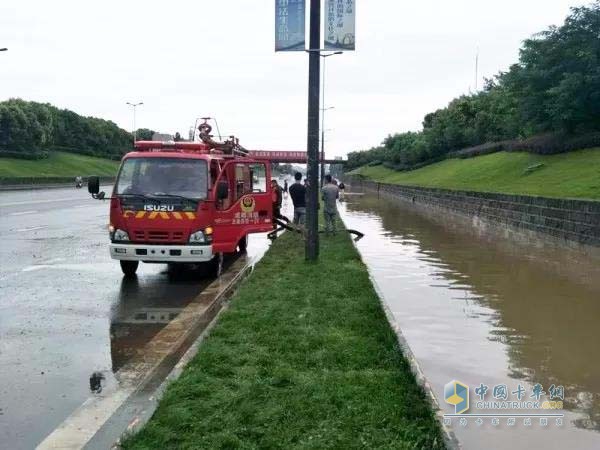 抗洪現(xiàn)場(chǎng)的慶鈴五十鈴消防車