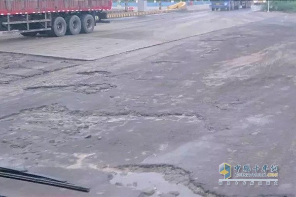 運煤線上的顛簸路況
