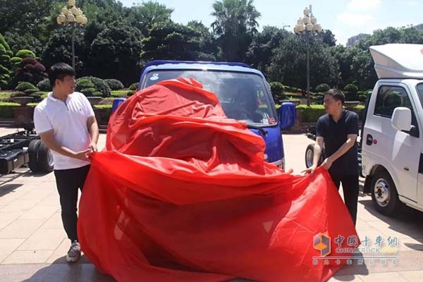 湖南東逸嘉汽車(chē)銷(xiāo)售有限公司總經(jīng)理邵奇和商務(wù)處經(jīng)理朱小波共同揭開(kāi)了東風(fēng)途逸的紅幕