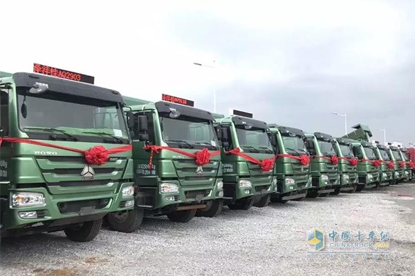 中國重汽向南寧區(qū)域交付了千余臺新型城市智能渣土車