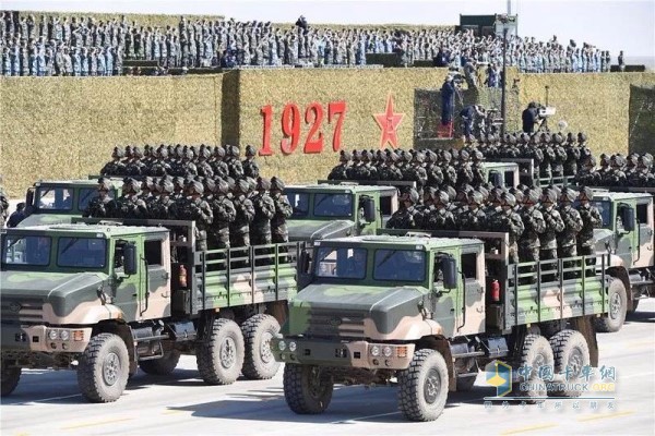 解放“勝虎”軍車先后參加大閱兵