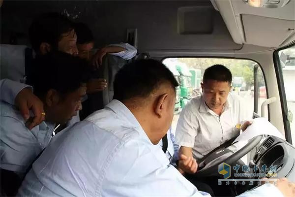康明斯向客戶(hù)進(jìn)行詳細(xì)介紹
