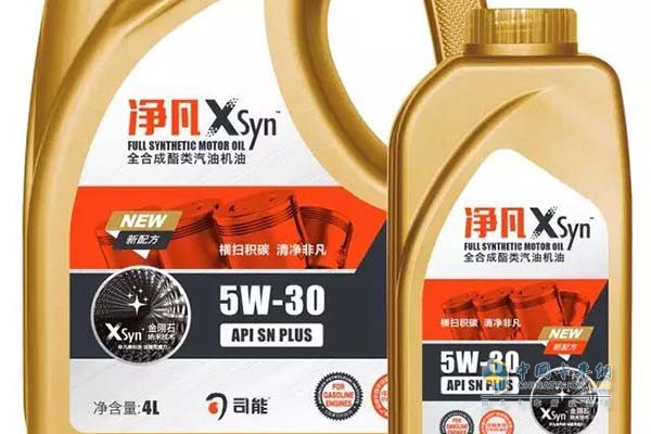 凈凡XSyn? SN PLUS 全合成酯類汽油機(jī)油  　　凈凡XSyn?是司能石化專家團(tuán)隊研發(fā)的新一代汽機(jī)油產(chǎn)品，符合并超越美國及歐盟最新技術(shù)規(guī)范，添加酯類基礎(chǔ)油及司能專有納米級碳基抗磨減磨劑，更好保護(hù)渦輪增壓缸內(nèi)直噴(TGDI)發(fā)動機(jī)，為