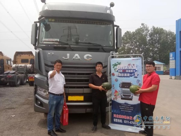 宣傳海報懸掛在經(jīng)銷商門店、運輸公司及服務(wù)站內(nèi)