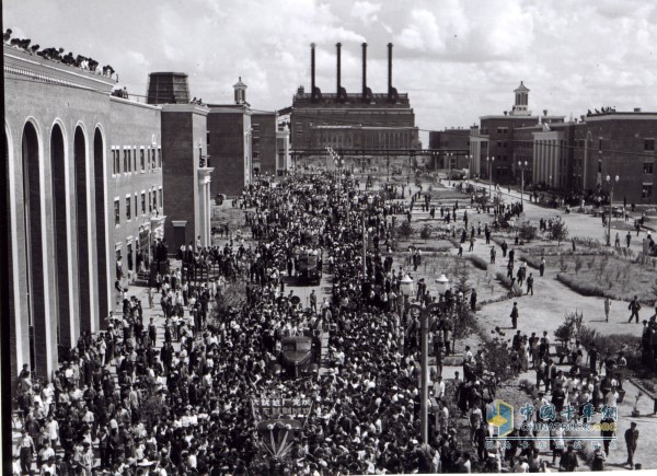 1956年7月14日，職工歡呼第一批解放車出廠